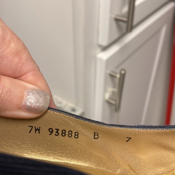 Stuart Weitzman Vintage Pumps - Picture 11 of 11